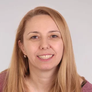 Restaurare estetică și funcțională cu fațete și coroane dentare