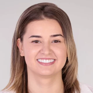 Corectarea Liniei Mediane și Îmbunătățirea Funcționalității Dentare