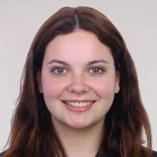 Înghesuiri Dentare Corectate Fără Extracții